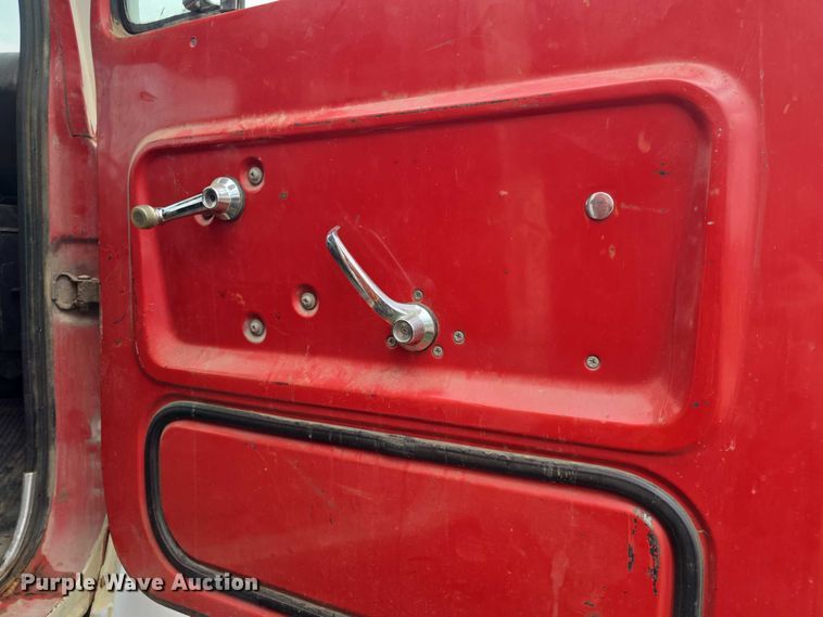 image for item EF3533 1973 Ford F700 grain truck