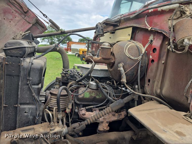 image for item EF3533 1973 Ford F700 grain truck