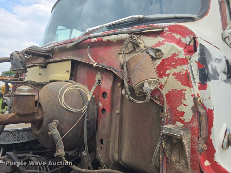 image for item EF3533 1973 Ford F700 grain truck