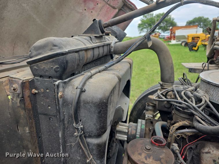 image for item EF3533 1973 Ford F700 grain truck