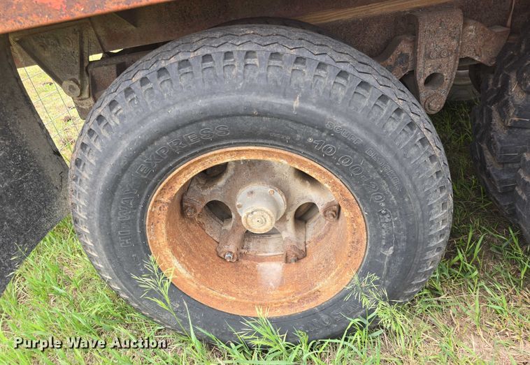 image for item EF3533 1973 Ford F700 grain truck