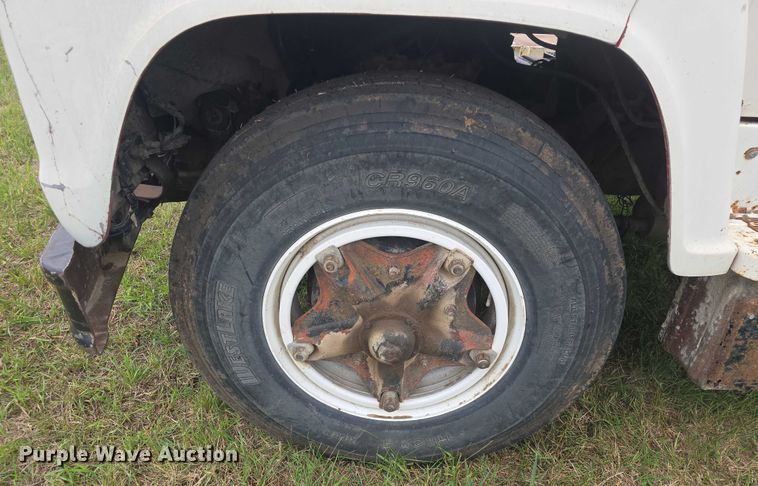 image for item EF3533 1973 Ford F700 grain truck