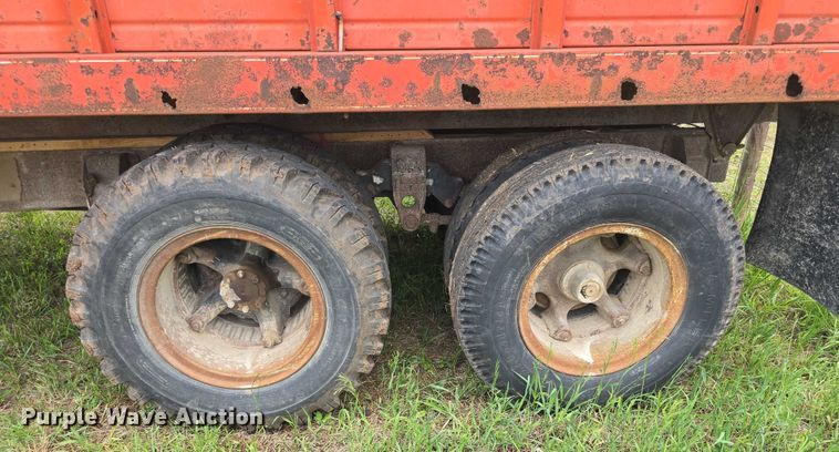 image for item EF3533 1973 Ford F700 grain truck