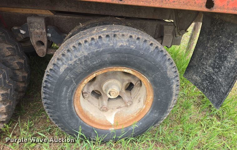image for item EF3533 1973 Ford F700 grain truck