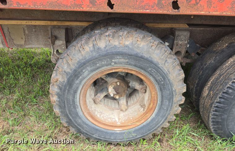 image for item EF3533 1973 Ford F700 grain truck