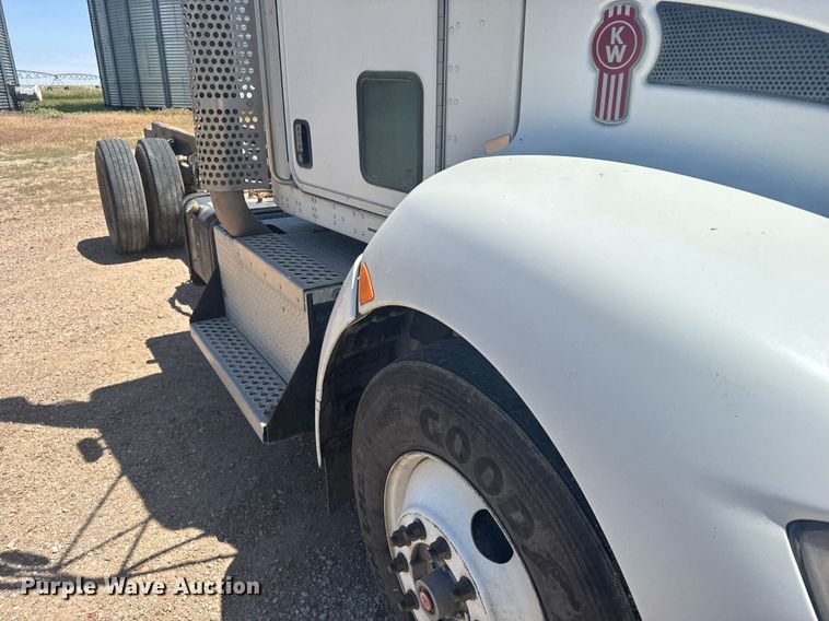 image for item EG6490 2009 Kenworth T370 truck cab and chassis