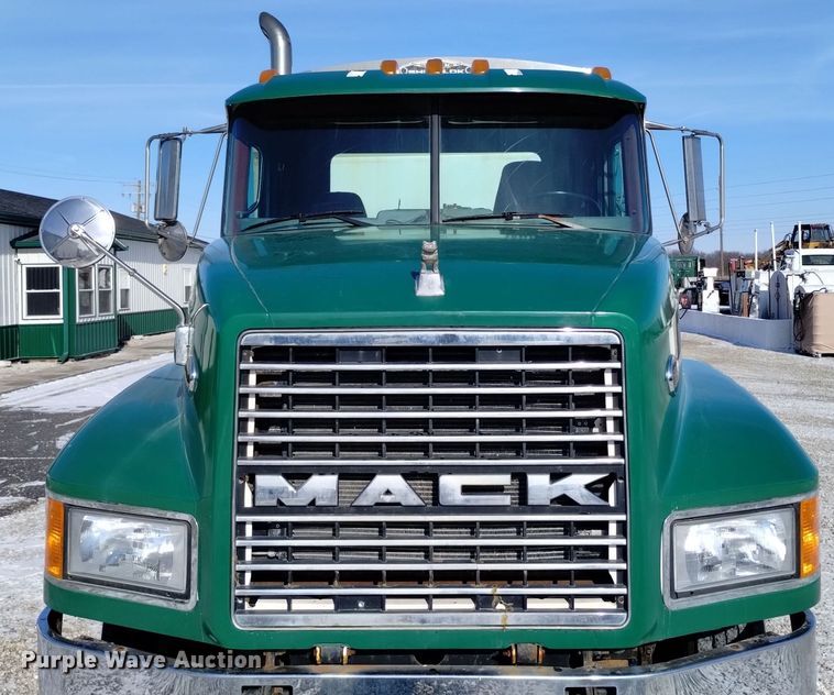image for item EH0118 1999 Mack CH613 fertilizer delivery truck