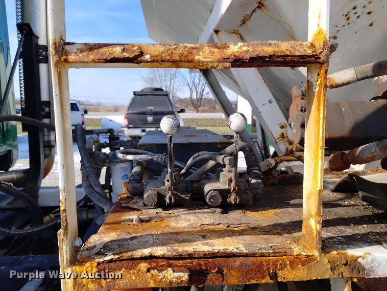 image for item EH0118 1999 Mack CH613 fertilizer delivery truck