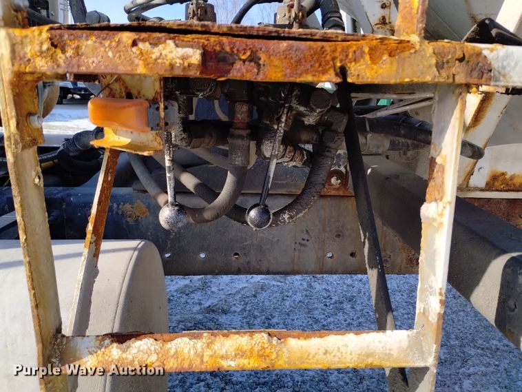 image for item EH0118 1999 Mack CH613 fertilizer delivery truck