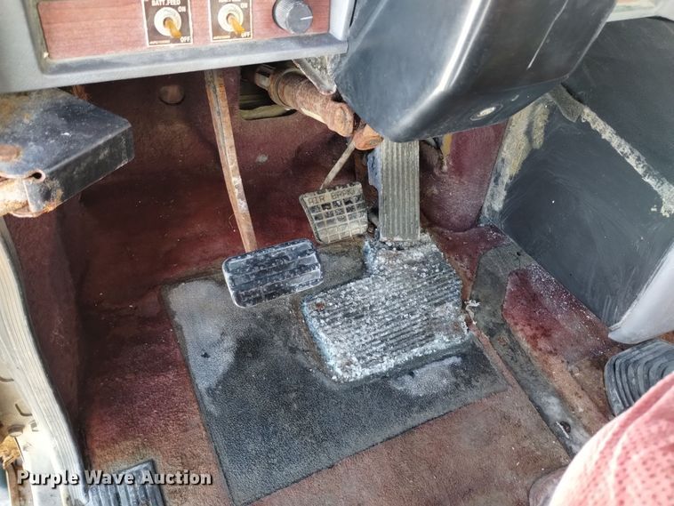 image for item EH0118 1999 Mack CH613 fertilizer delivery truck