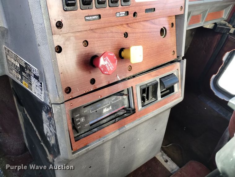 image for item EH0118 1999 Mack CH613 fertilizer delivery truck