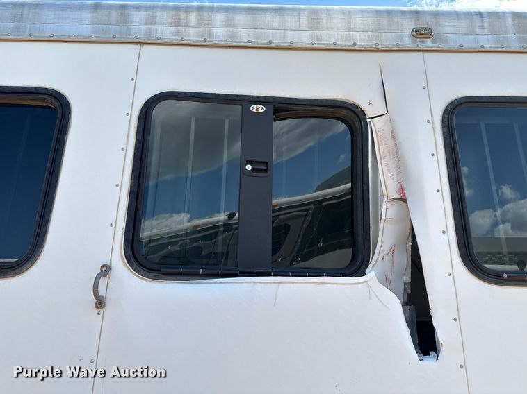 image for item EJ4646 2008 Blue Ribbon SS 406 horse trailer