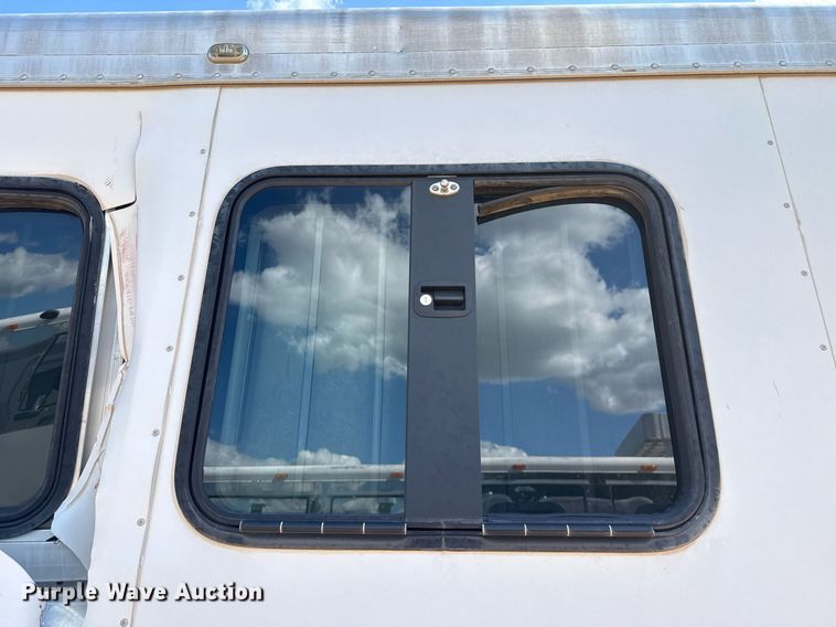 image for item EJ4646 2008 Blue Ribbon SS 406 horse trailer