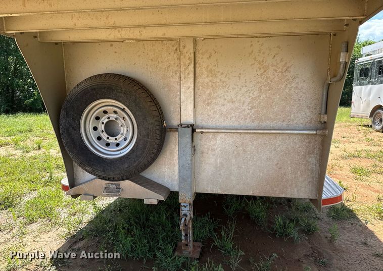 image for item EJ4646 2008 Blue Ribbon SS 406 horse trailer