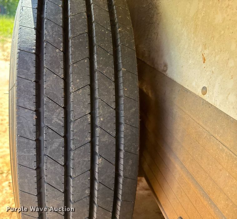 image for item EJ4646 2008 Blue Ribbon SS 406 horse trailer