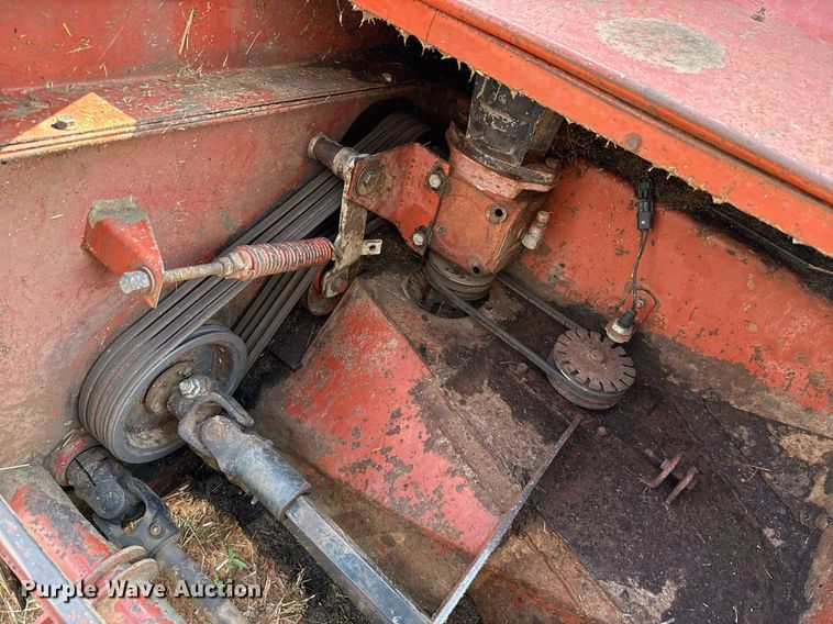 image for item EJ4682 1999 Hesston 8550 swather / windrower