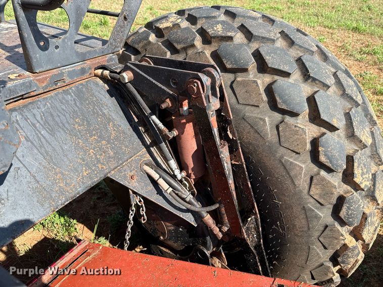 image for item EJ4682 1999 Hesston 8550 swather / windrower