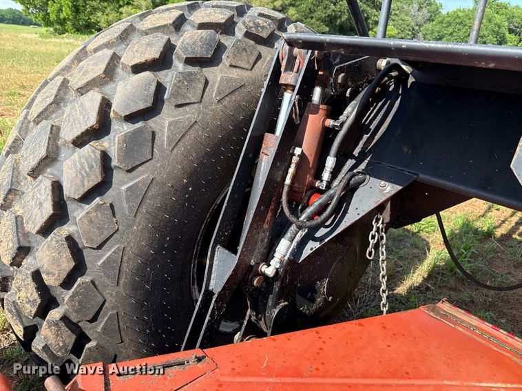 image for item EJ4682 1999 Hesston 8550 swather / windrower