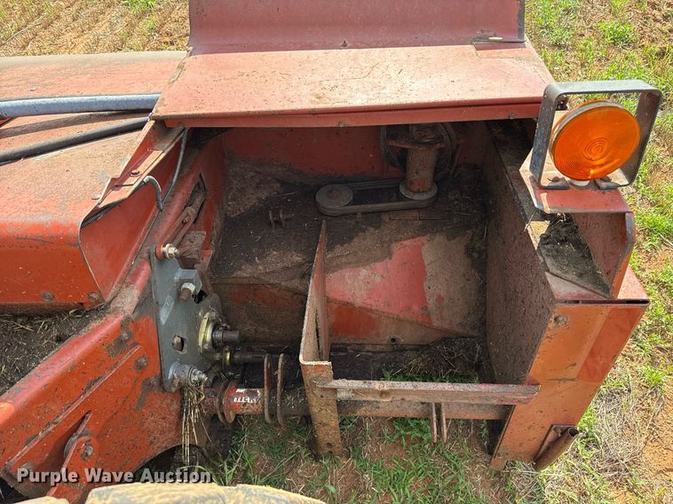 image for item EJ4682 1999 Hesston 8550 swather / windrower