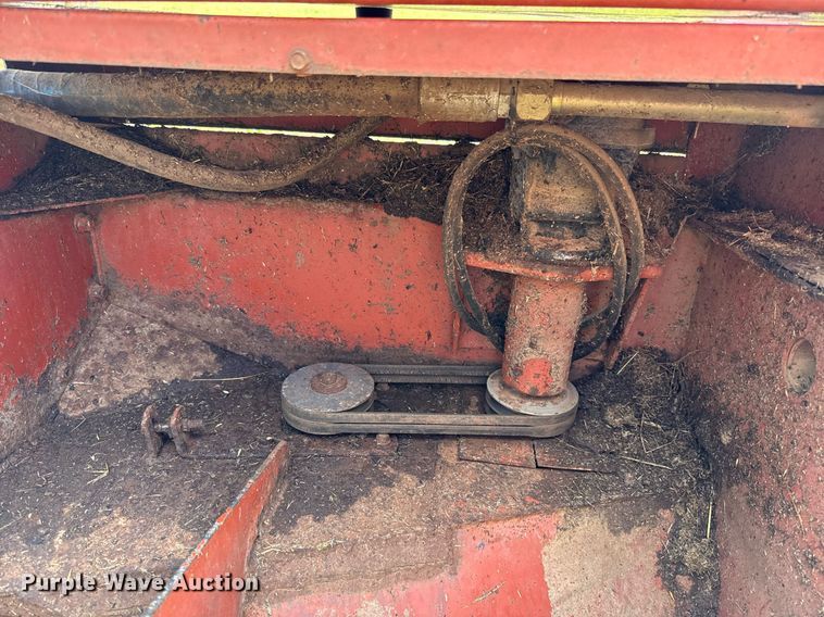 image for item EJ4682 1999 Hesston 8550 swather / windrower