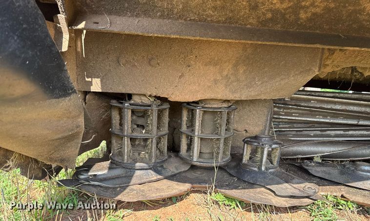 image for item EJ4682 1999 Hesston 8550 swather / windrower