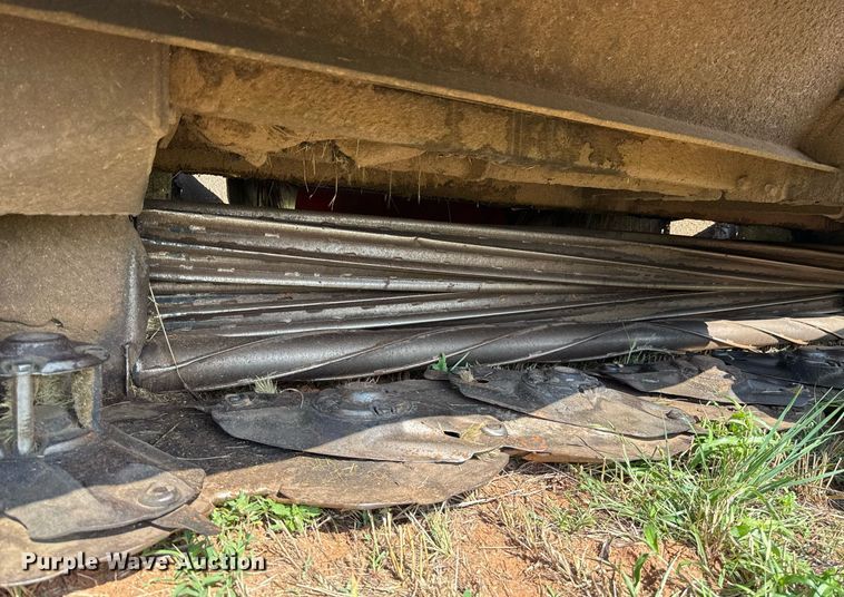 image for item EJ4682 1999 Hesston 8550 swather / windrower