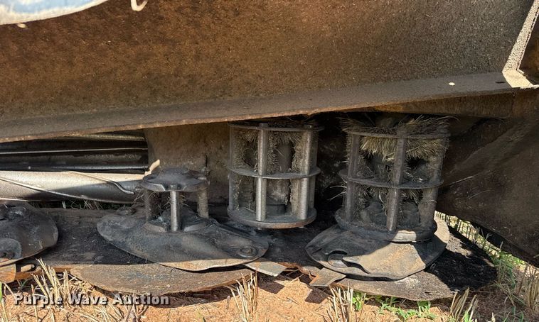 image for item EJ4682 1999 Hesston 8550 swather / windrower