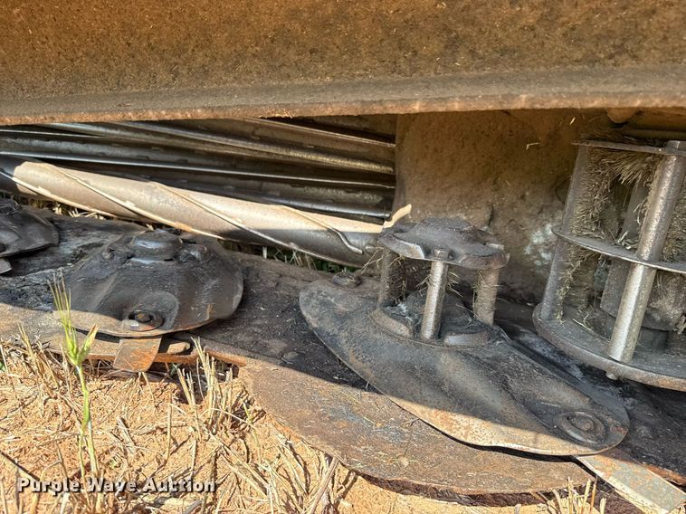 image for item EJ4682 1999 Hesston 8550 swather / windrower