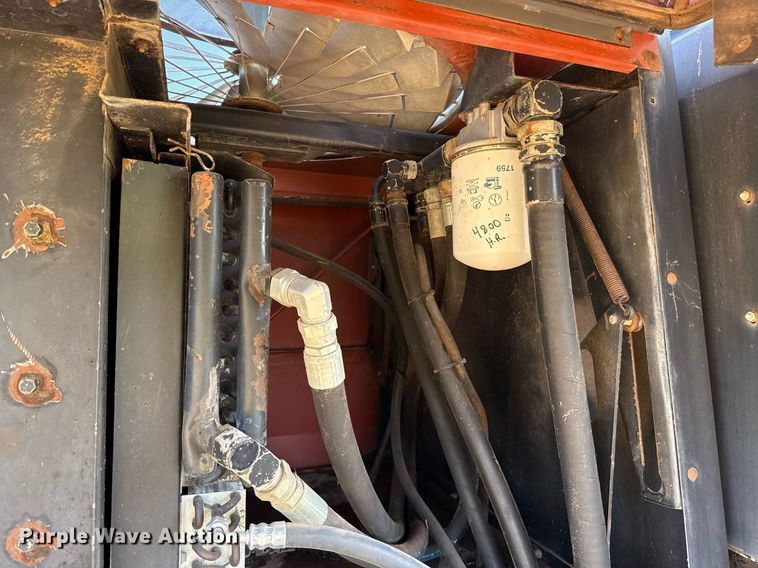 image for item EJ4682 1999 Hesston 8550 swather / windrower