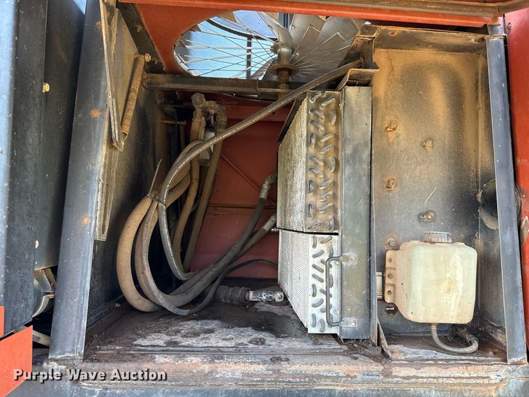 image for item EJ4682 1999 Hesston 8550 swather / windrower