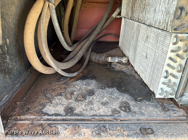 image for item EJ4682 1999 Hesston 8550 swather / windrower