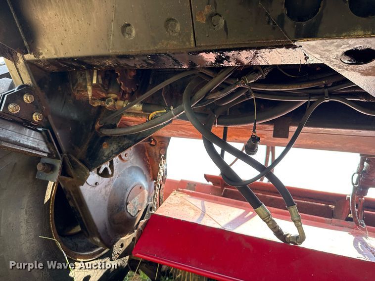 image for item EJ4682 1999 Hesston 8550 swather / windrower