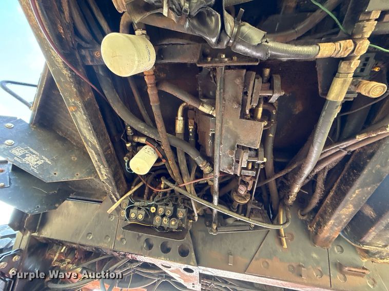 image for item EJ4682 1999 Hesston 8550 swather / windrower