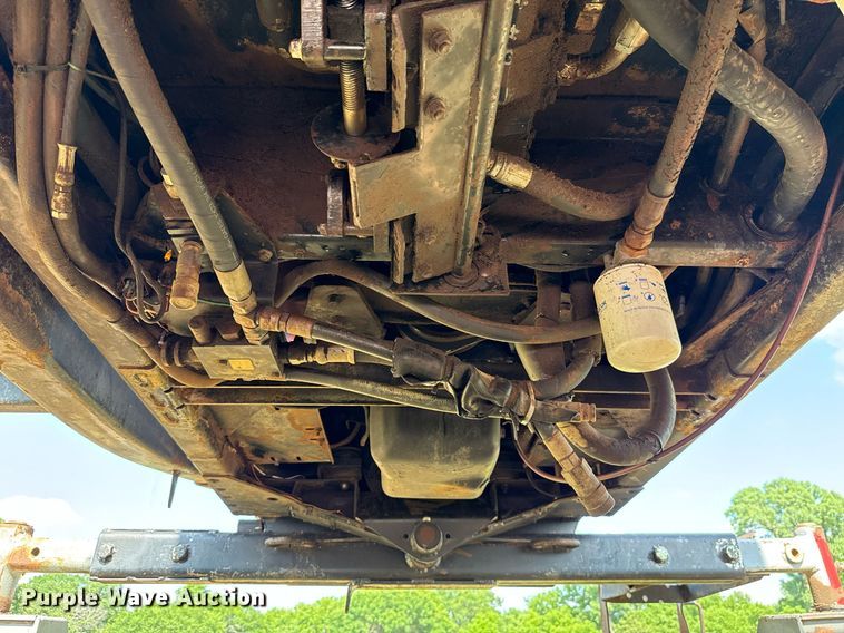 image for item EJ4682 1999 Hesston 8550 swather / windrower