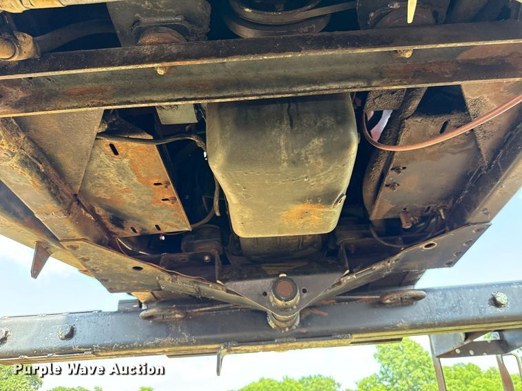 image for item EJ4682 1999 Hesston 8550 swather / windrower