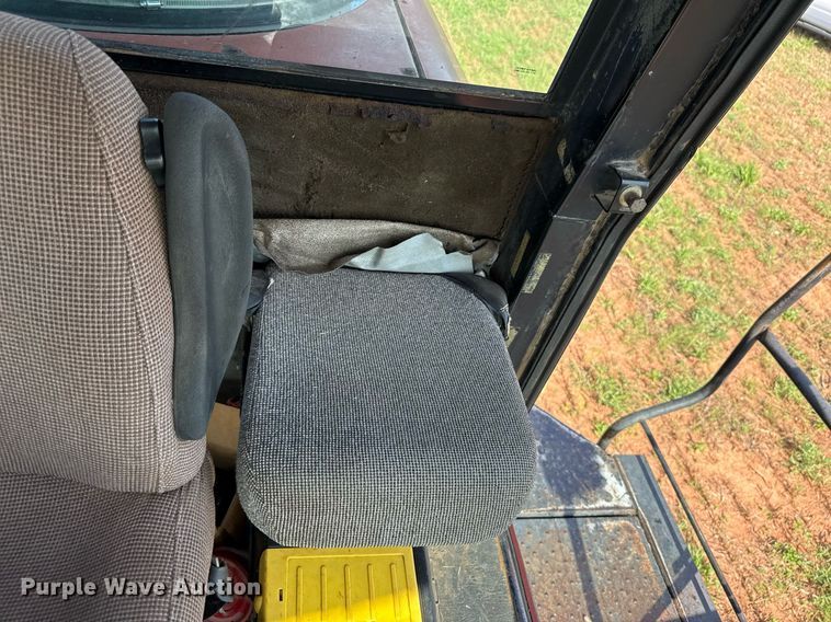 image for item EJ4682 1999 Hesston 8550 swather / windrower