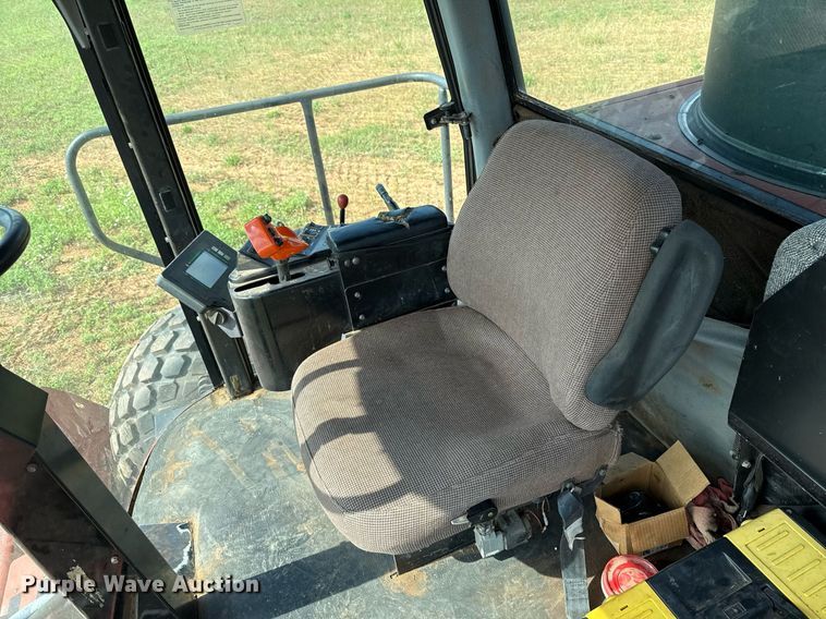 image for item EJ4682 1999 Hesston 8550 swather / windrower