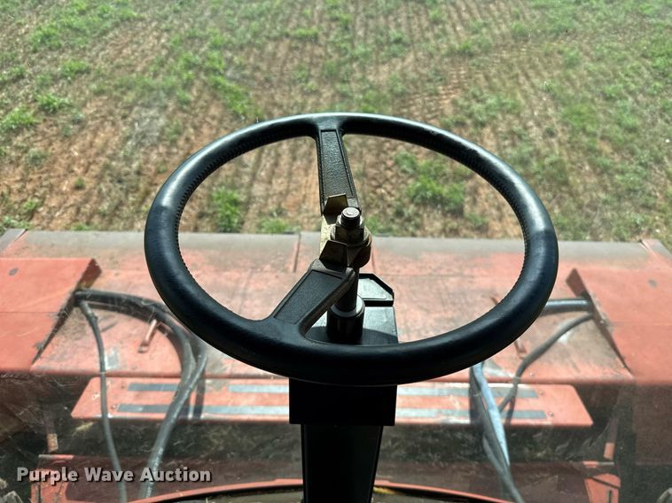 image for item EJ4682 1999 Hesston 8550 swather / windrower