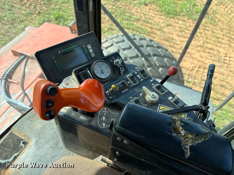 image for item EJ4682 1999 Hesston 8550 swather / windrower