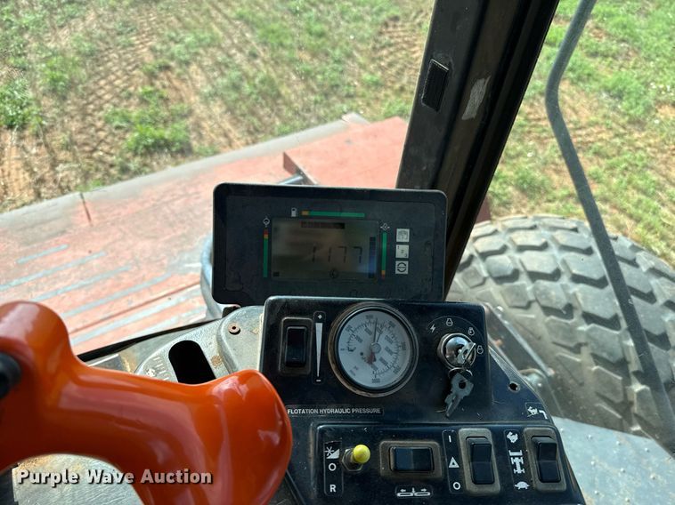 image for item EJ4682 1999 Hesston 8550 swather / windrower