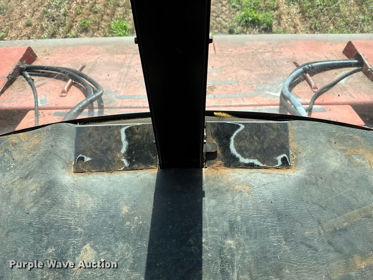 image for item EJ4682 1999 Hesston 8550 swather / windrower