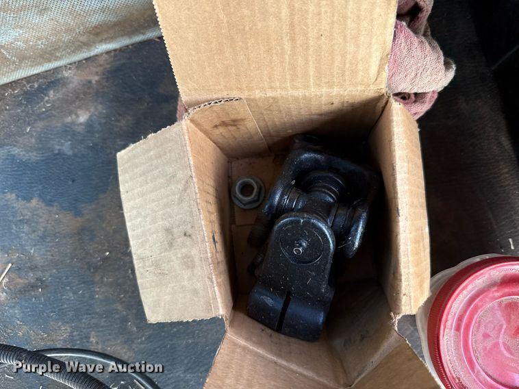 image for item EJ4682 1999 Hesston 8550 swather / windrower