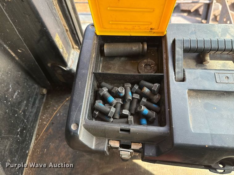 image for item EJ4682 1999 Hesston 8550 swather / windrower