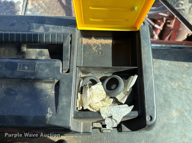 image for item EJ4682 1999 Hesston 8550 swather / windrower