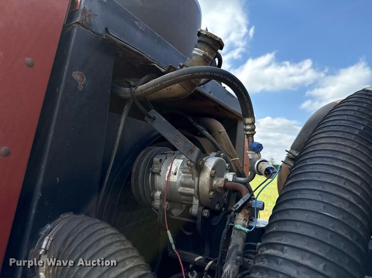 image for item EJ4682 1999 Hesston 8550 swather / windrower