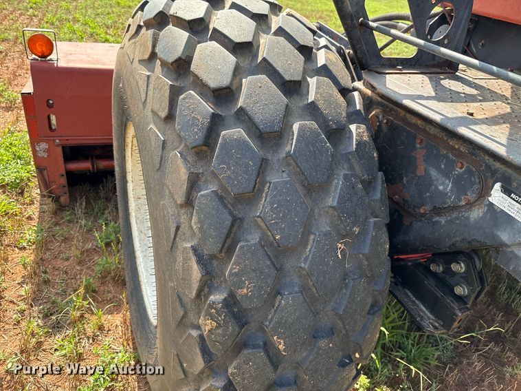 image for item EJ4682 1999 Hesston 8550 swather / windrower