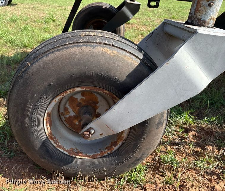 image for item EJ4682 1999 Hesston 8550 swather / windrower