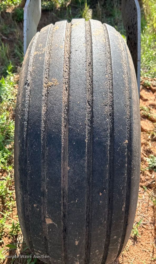 image for item EJ4682 1999 Hesston 8550 swather / windrower