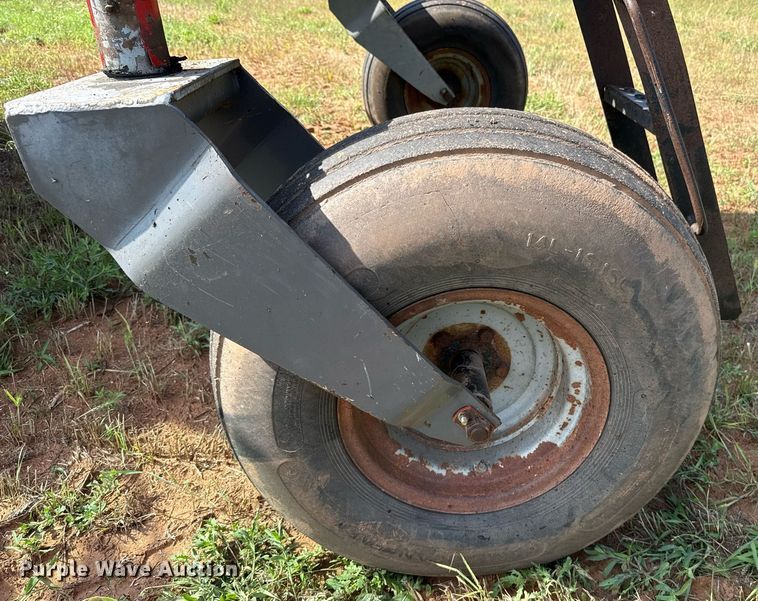 image for item EJ4682 1999 Hesston 8550 swather / windrower