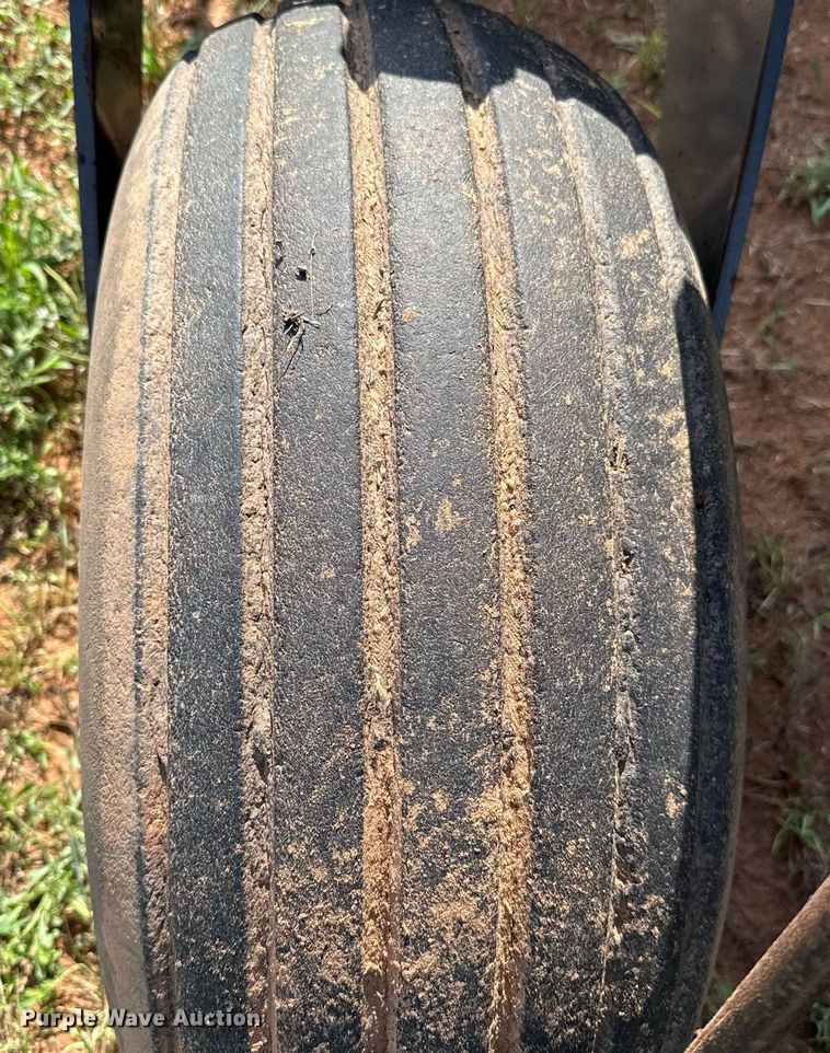 image for item EJ4682 1999 Hesston 8550 swather / windrower